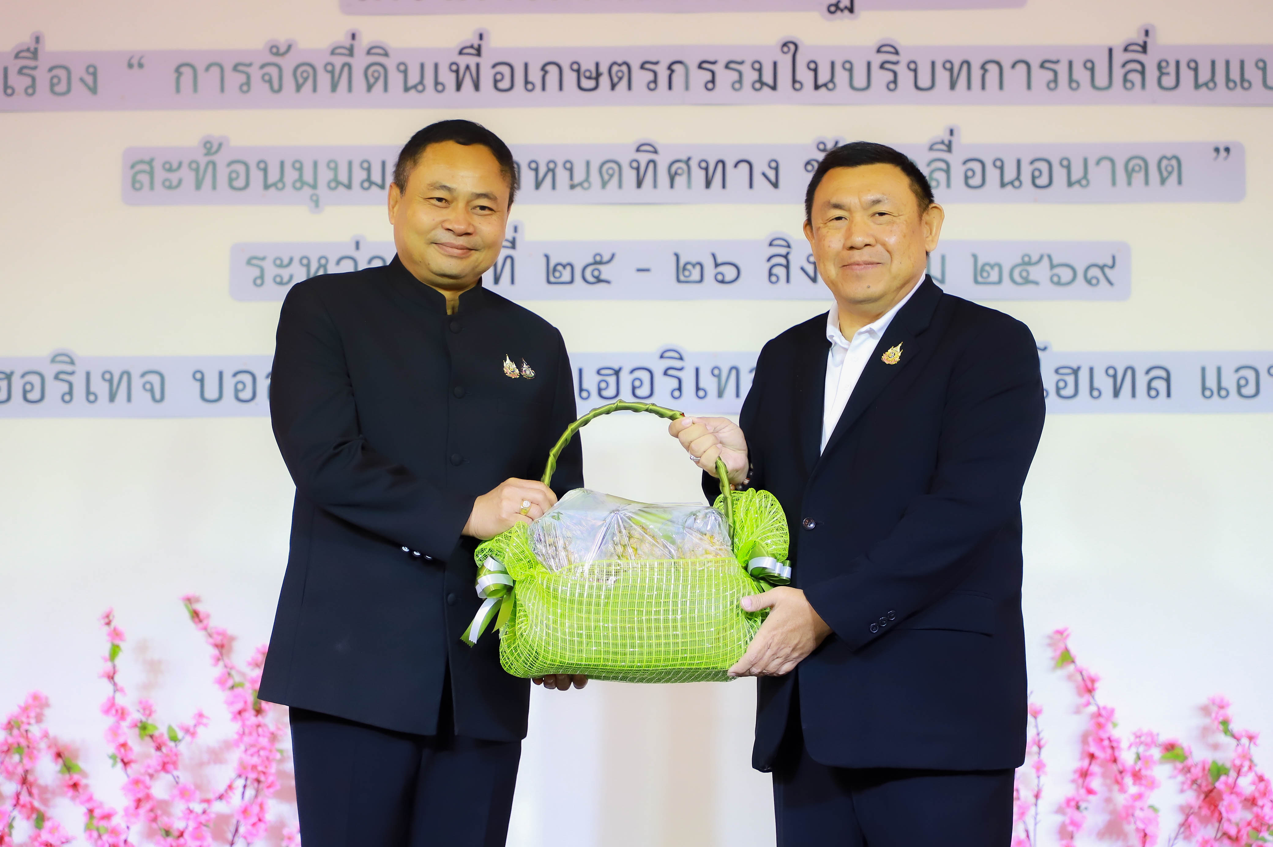 title - สะท้อนมุมมอง กำหนดทิศทาง 51 ปี ส.ป.ก. จัดที่ดินกว่า 36 ล้านไร่ หนุนเกษตรกร 2.98 ล้านครัวเรือน เลขาธิการ ส.ป.ก. เปิดสัมมนาฯ ยกระดับการทำงานมุ่งตอบโจทย์เกษตรกรในบริบทใหม่